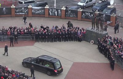 Marele Bobby Charlton a fost condus pe ultimul drum de mii de fani la stadionul Old Trafford
