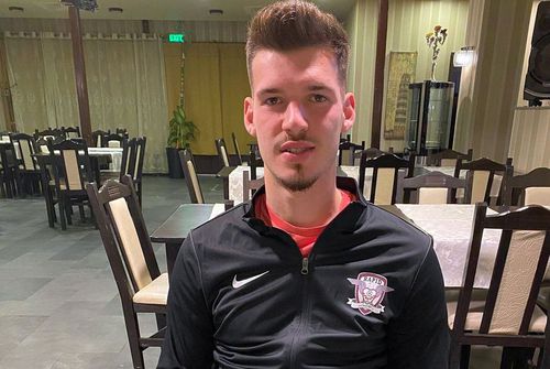 Robert Stănici (22 de ani) a fost suspendat 6 etape din cauza insultelor rasiste transmise lui Joyskim Dawa (27 de ani) pe rețelele de socializare.