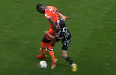 Șocant! Impactul care i-a deformat chipul! Jucătorul lui Beșiktaș a ajuns la spital după ce a primit un cot violent în plină figură!