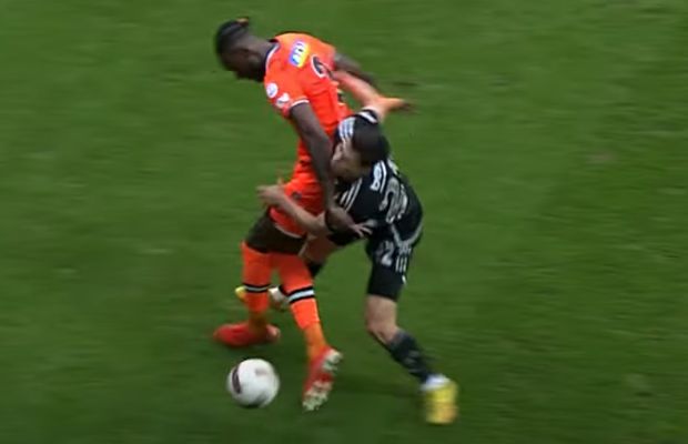 Șocant! Impactul care i-a deformat chipul! Jucătorul lui Beșiktaș a ajuns la spital după ce a primit un cot violent în plină figură!