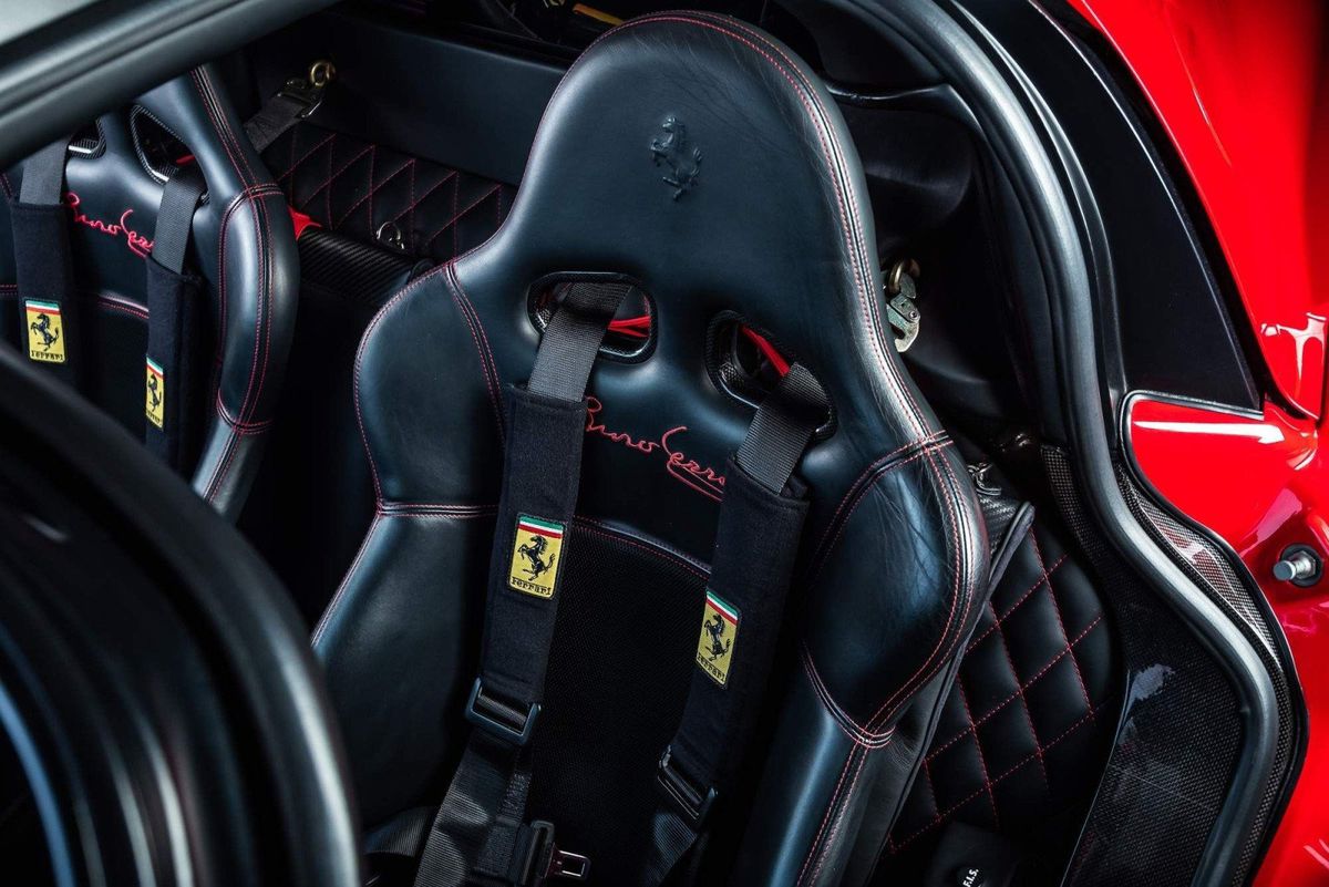 Ferrari Enzo, ediție limitată semnată de piloții Michael Schumacher și Rubens Barrichello