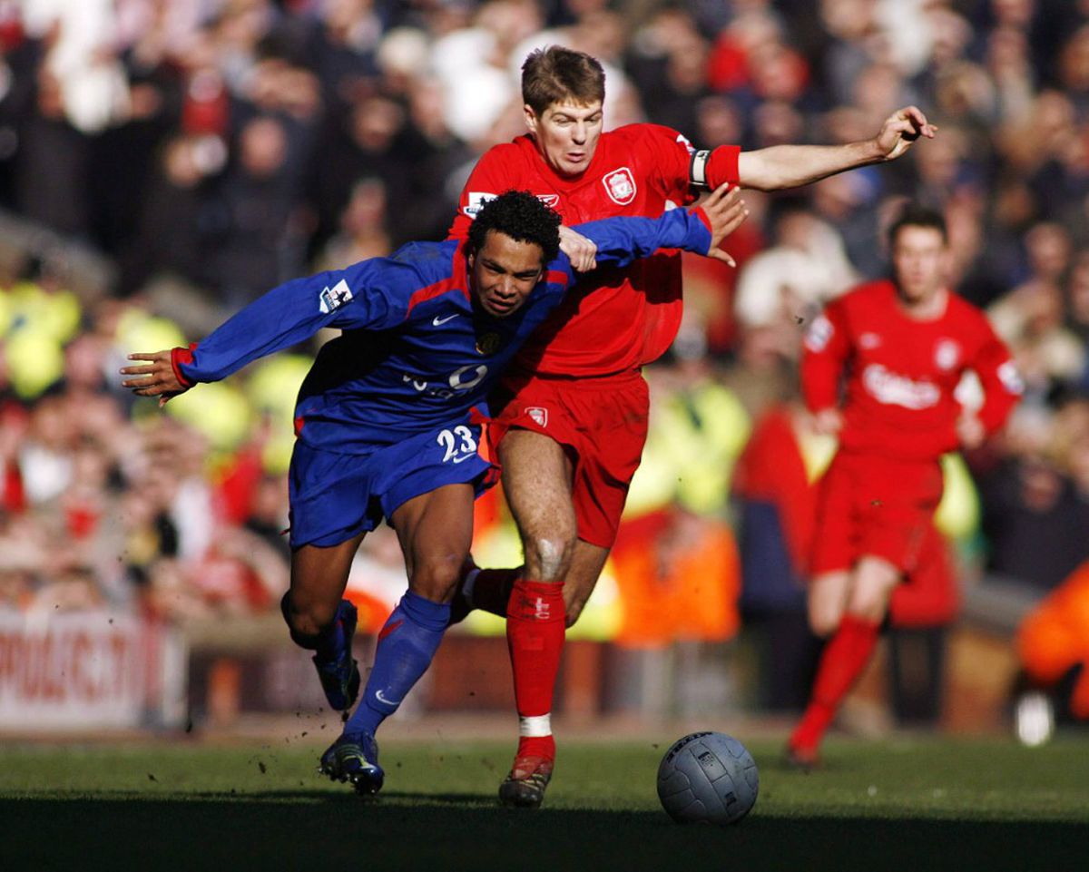 Retras din fotbal în 2016, dublul campion din Premier League s-a apucat să vândă ceasuri de lux