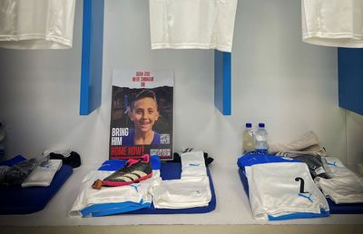 Gest emoționant al federației din Israel. Unul dintre copiii răpiți de teroriștii Hamas, în vestiarul naționalei în Kosovo!