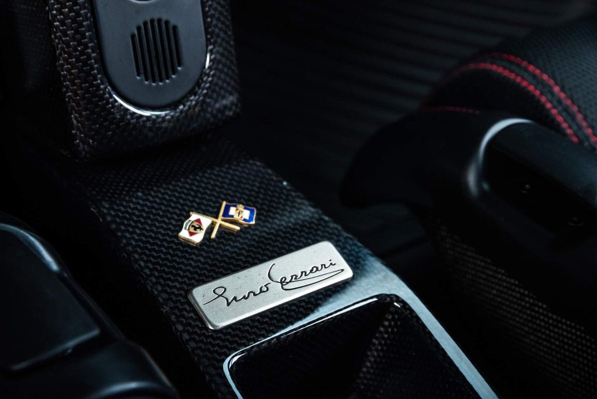 Ferrari Enzo, ediție limitată semnată de piloții Michael Schumacher și Rubens Barrichello