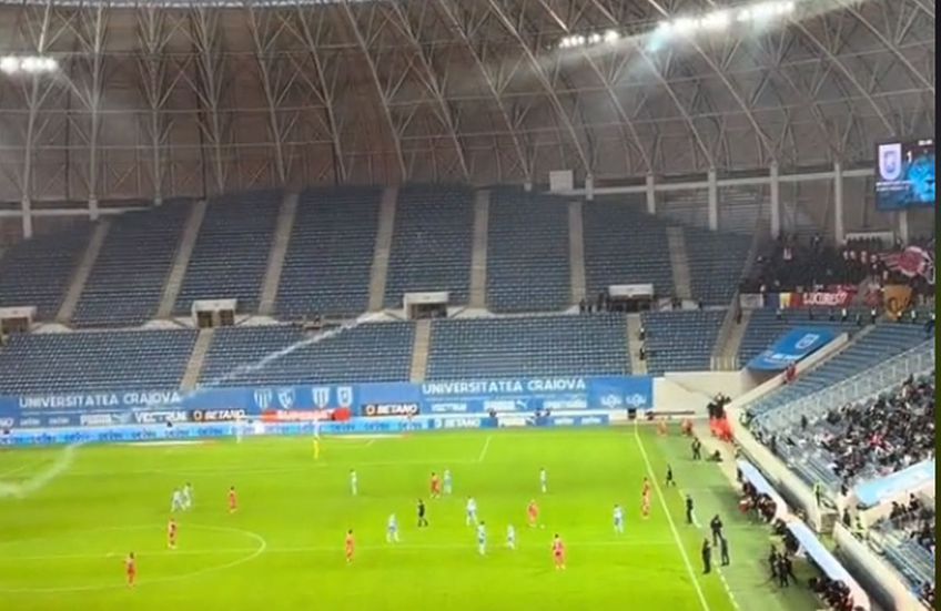Suporterii Universității Craiova au fost protagoniștii unui moment rar văzut la meciul cu Dinamo, câștigat duminică cu 1-0. O rachetă a zburat dintr-o peluză în alta, ratând la țintă grupul suporterilor bucureșteni.