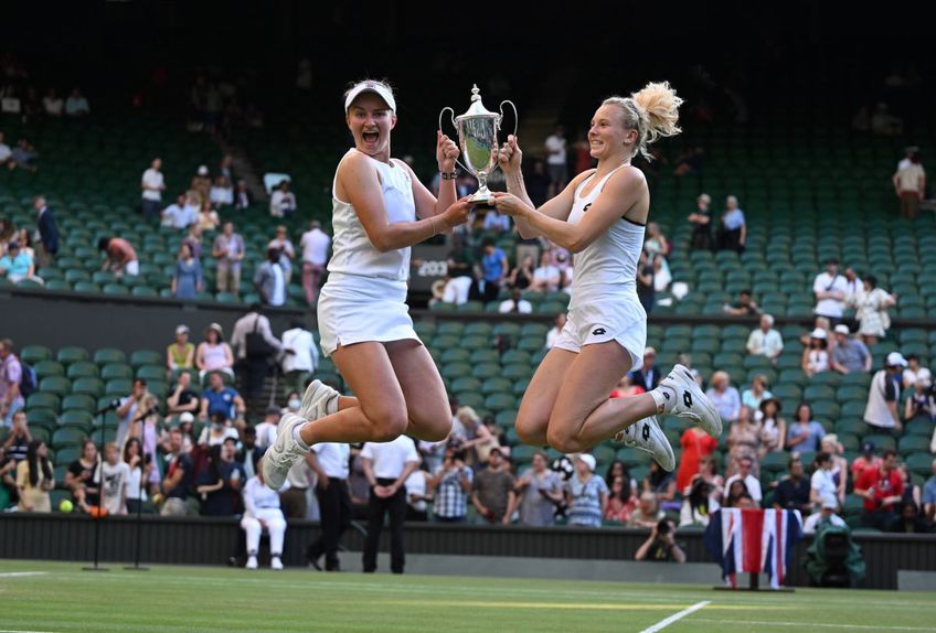 Barbora Krejcikova și Katarina Siniakova cu trofeele de la Wimbledon Foto Imago
