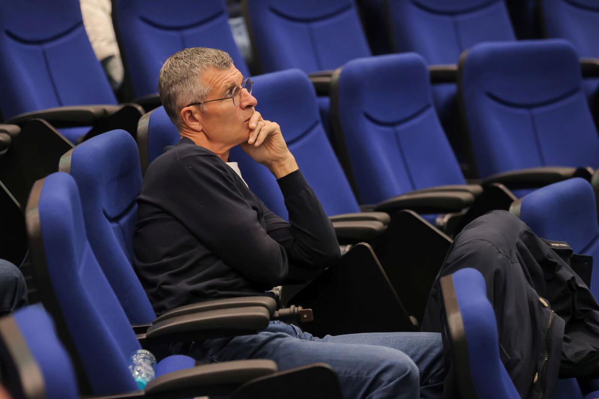 Au vrut să-l facă de râs? » Antrenorul a adormit în sală, în timpul lecției ținute de Răzvan Lucescu. FRF a „scăpat” imaginile pe site