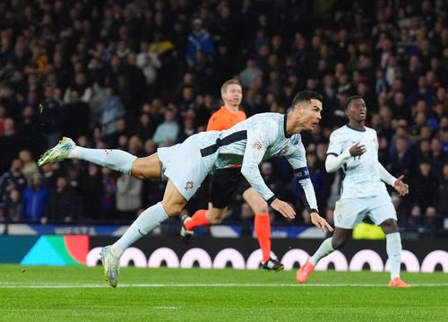 Cristiano Ronaldo zboară spre poarta scoțiană în meciul Portugaliei cu Scoția din Nations League / Foto: Imago