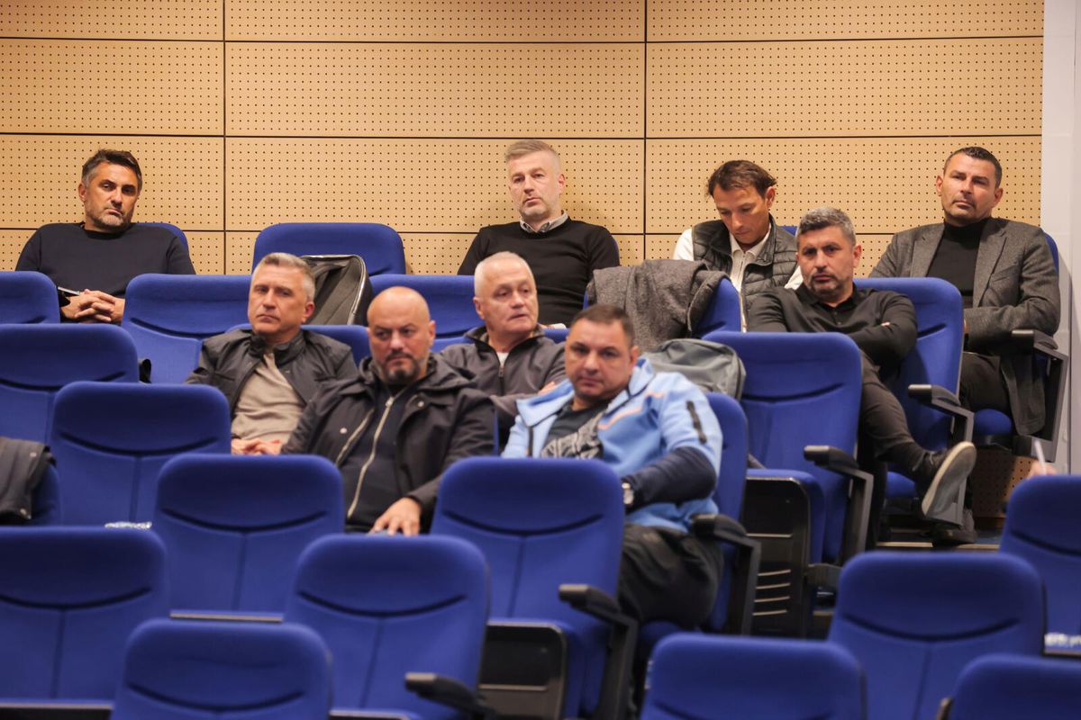 Au vrut să-l facă de râs? » Antrenorul a adormit în sală, în timpul lecției ținute de Răzvan Lucescu. FRF a „scăpat” imaginile pe site