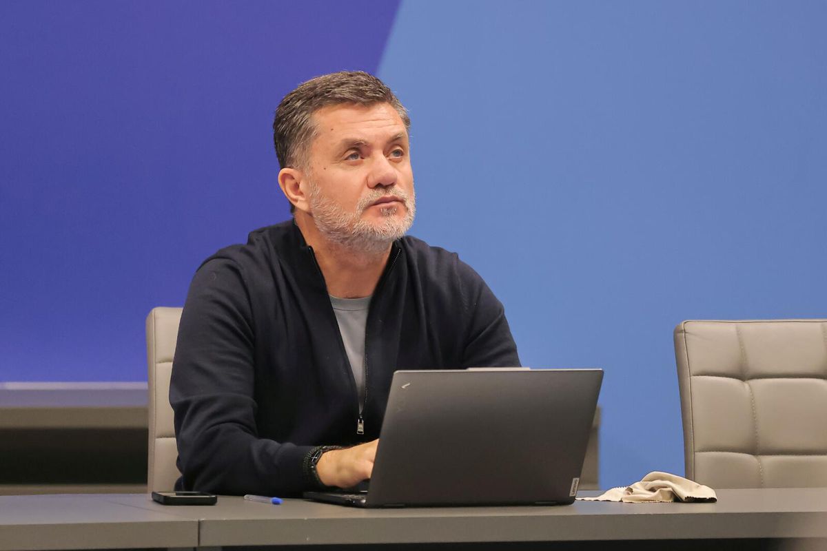 Au vrut să-l facă de râs? » Antrenorul a adormit în sală, în timpul lecției ținute de Răzvan Lucescu. FRF a „scăpat” imaginile pe site