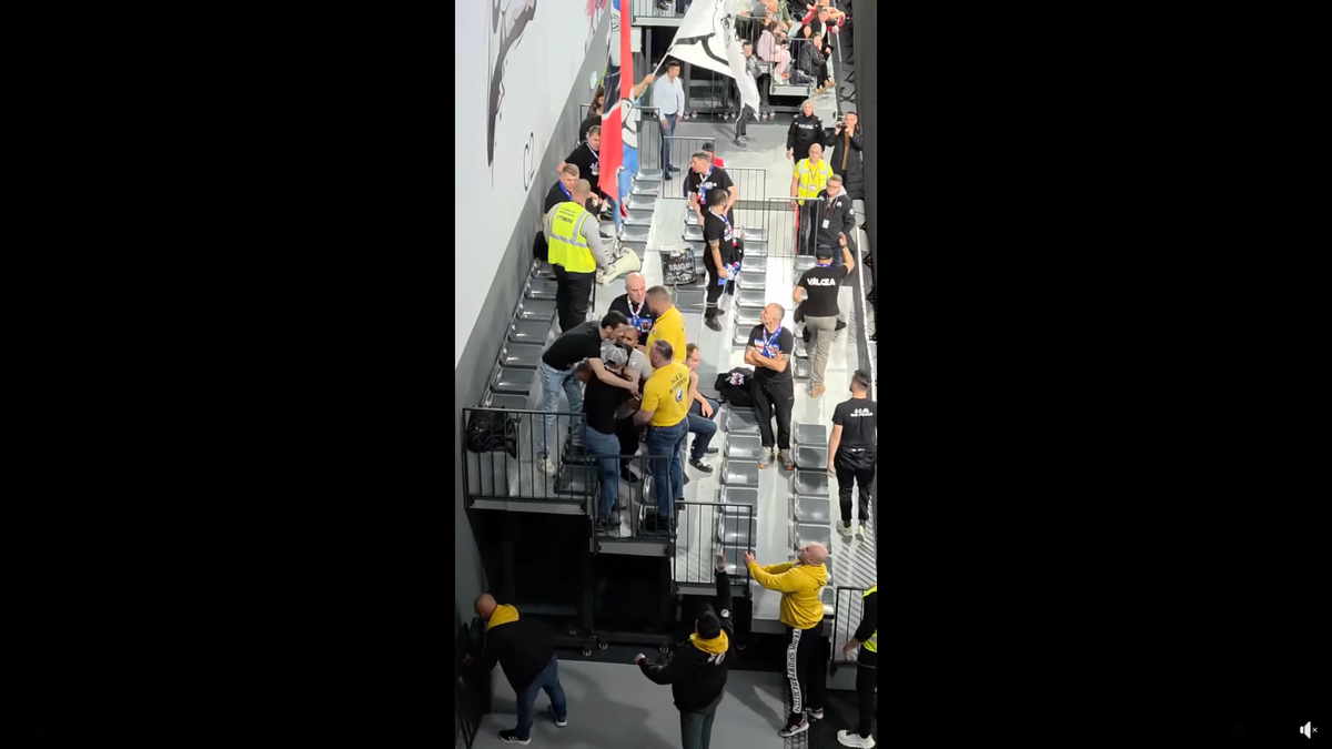 Imagini scandaloase la derby-ul din prima ligă! Suporter lovit cu pumnul de reprezentantul firmei de pază: clubul a vrut să scoată echipa de pe teren