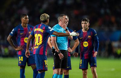 UEFA a decis! Arbitru de Premier League la Bosnia - România » Implicat în ultimul scandal din Anglia