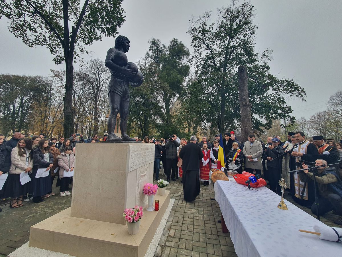 A fost dezvelită statuia în memoria lui Helmut Duckadam: regretatul portar, alături de cele 4 mingi salvate la Sevilla
