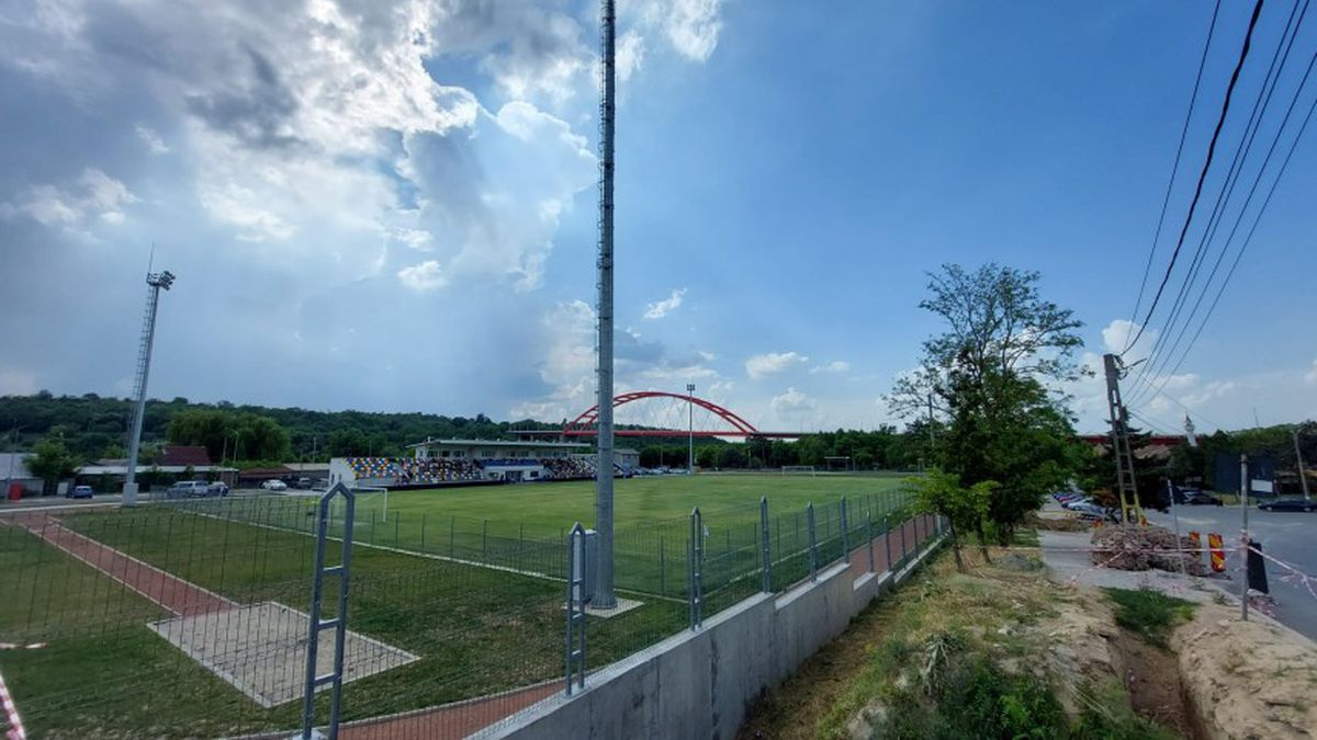 Incendiu la stadionul din România: pompierii au intervenit cu 3 autospeciale