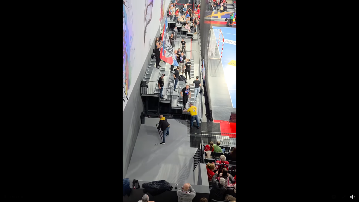 Imagini scandaloase la derby-ul din prima ligă! Suporter lovit cu pumnul de reprezentantul firmei de pază: clubul a vrut să scoată echipa de pe teren