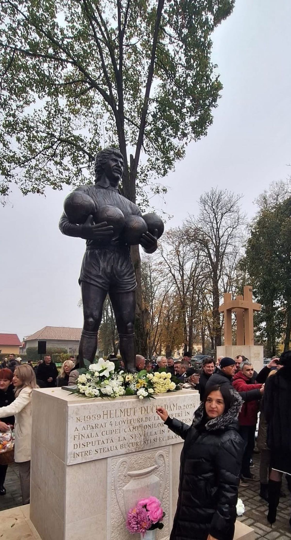 A fost dezvelită statuia în memoria lui Helmut Duckadam: regretatul portar, alături de cele 4 mingi salvate la Sevilla