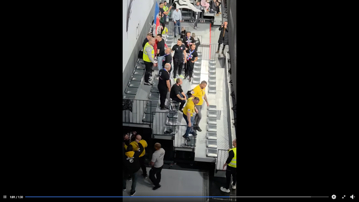 Imagini scandaloase la derby-ul din prima ligă! Suporter lovit cu pumnul de reprezentantul firmei de pază: clubul a vrut să scoată echipa de pe teren