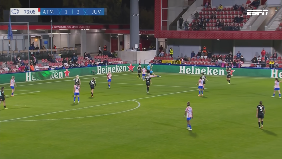 Accidentare horror în Liga Campionilor » A rămas inconștientă pe gazon: ultimele detalii