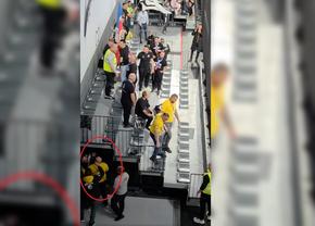 Imagini scandaloase la derby-ul din prima ligă! Suporter lovit cu pumnul de reprezentantul firmei de pază: clubul a vrut să scoată echipa de pe teren