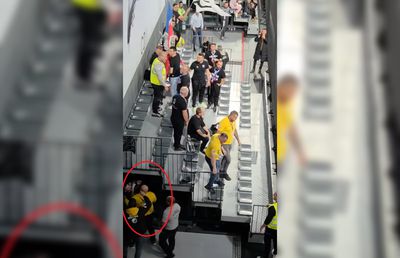 Imagini scandaloase la derby-ul din prima ligă! Suporter lovit cu pumnul de reprezentantul firmei de pază: clubul a vrut să scoată echipa de pe teren