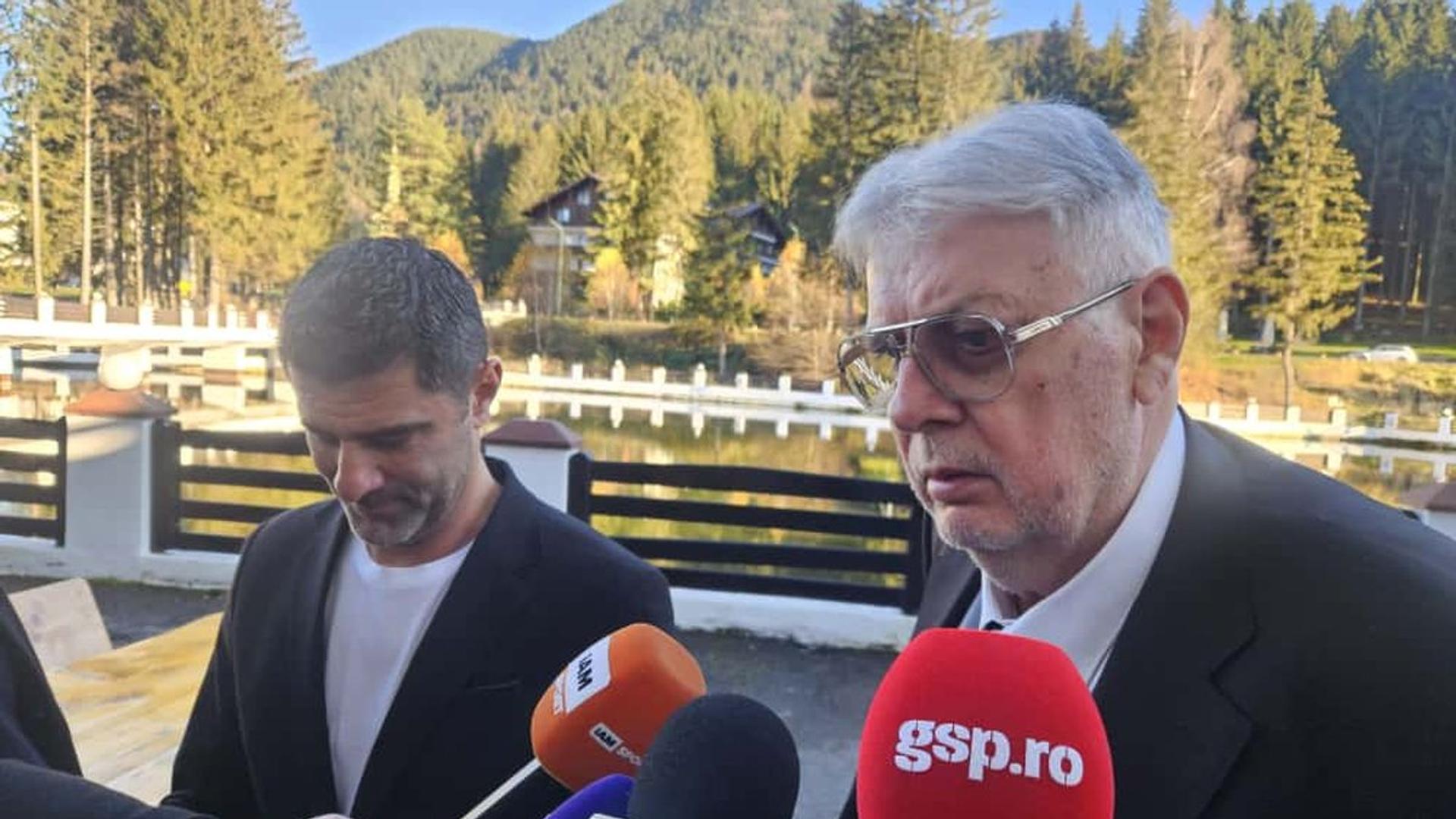 Jucători de fotbal în acțiune pe teren în meci decisiv din play-off Superliga România, în lupta la titlu intensă. | sursa foto: Gazeta Sporturilor