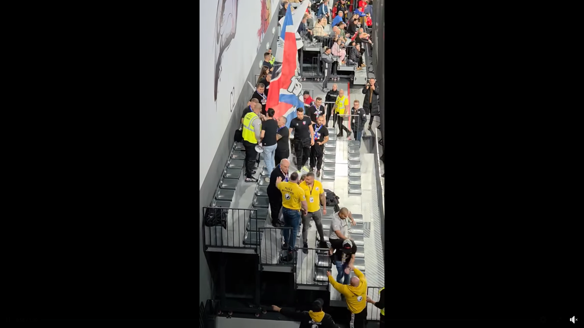 Imagini scandaloase la derby-ul din prima ligă! Suporter lovit cu pumnul de reprezentantul firmei de pază: clubul a vrut să scoată echipa de pe teren