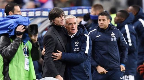 Selecționerul din 2015 al Germaniei, Joachim Low, și omologul Didier Deschamps, îngroziți după fluierul final, la aflarea veștii despre atacurile teroriste / Foto: Bild