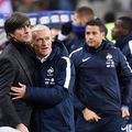 Selecționerul din 2015 al Germaniei, Joachim Low, și omologul Didier Deschamps, îngroziți după fluierul final, la aflarea veștii despre atacurile teroriste / Foto: Bild