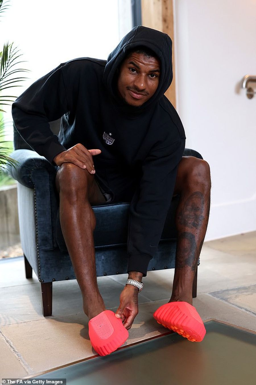 Noua „armă” a Angliei! Papucii care stimulează mintea și concentrarea