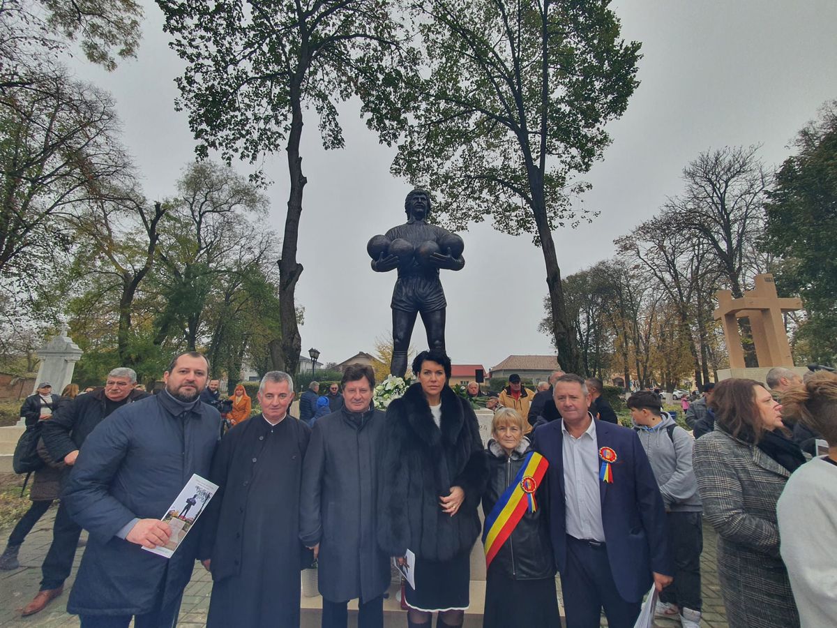 A fost dezvelită statuia în memoria lui Helmut Duckadam: regretatul portar, alături de cele 4 mingi salvate la Sevilla