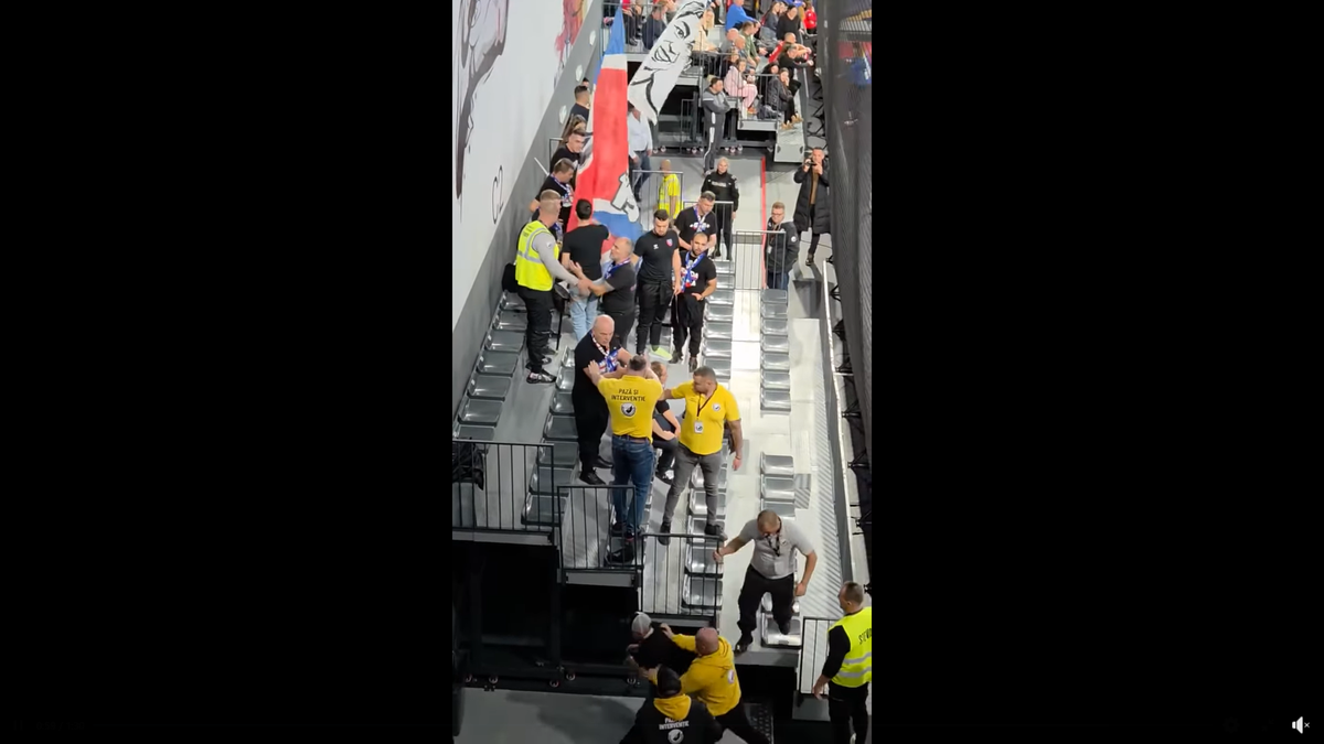 Imagini scandaloase la derby-ul din prima ligă! Suporter lovit cu pumnul de reprezentantul firmei de pază: clubul a vrut să scoată echipa de pe teren