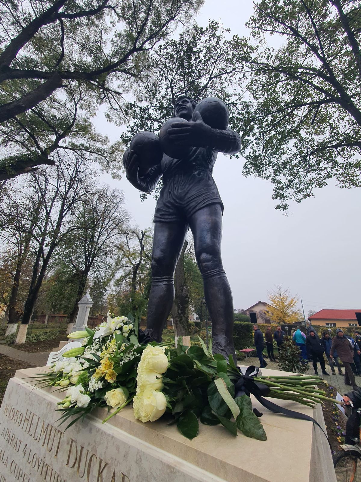 Statuia lui Helmut Duckadam, dezvăluită la Semlac