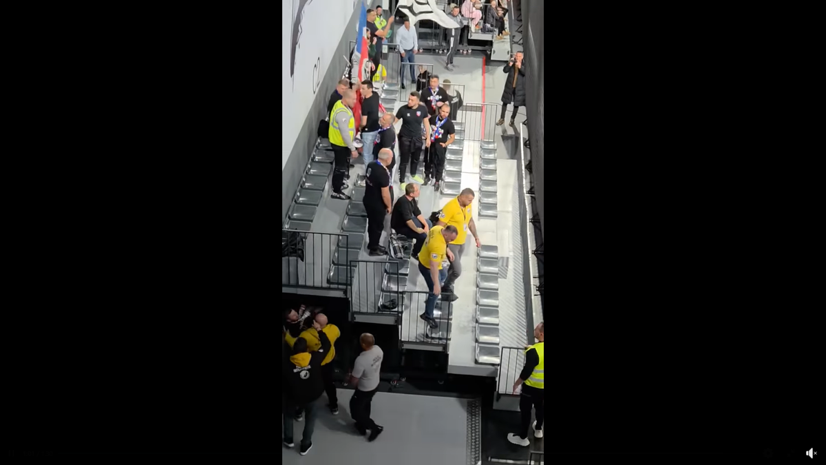 Imagini scandaloase la derby-ul din prima ligă! Suporter lovit cu pumnul de reprezentantul firmei de pază: clubul a vrut să scoată echipa de pe teren