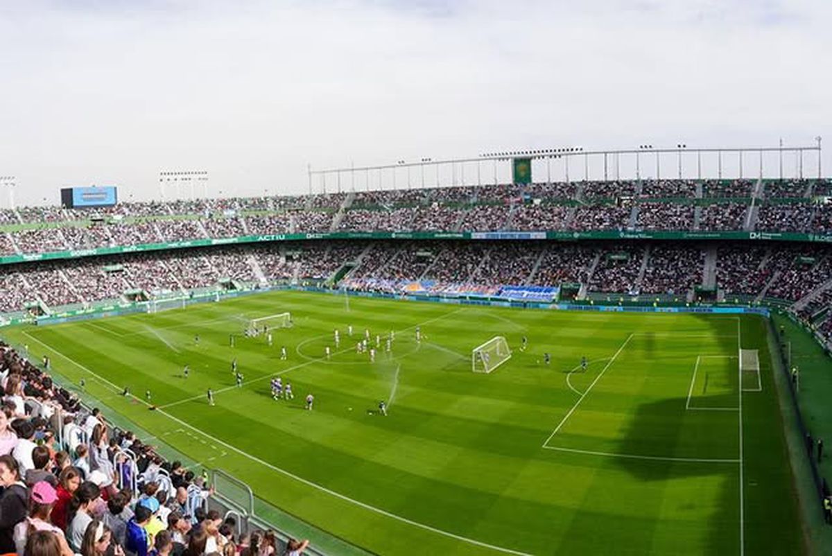 Messi, întâmpinat de 20.000 de oameni la antrenamentul din orașul european cu 240.000 de locuitori