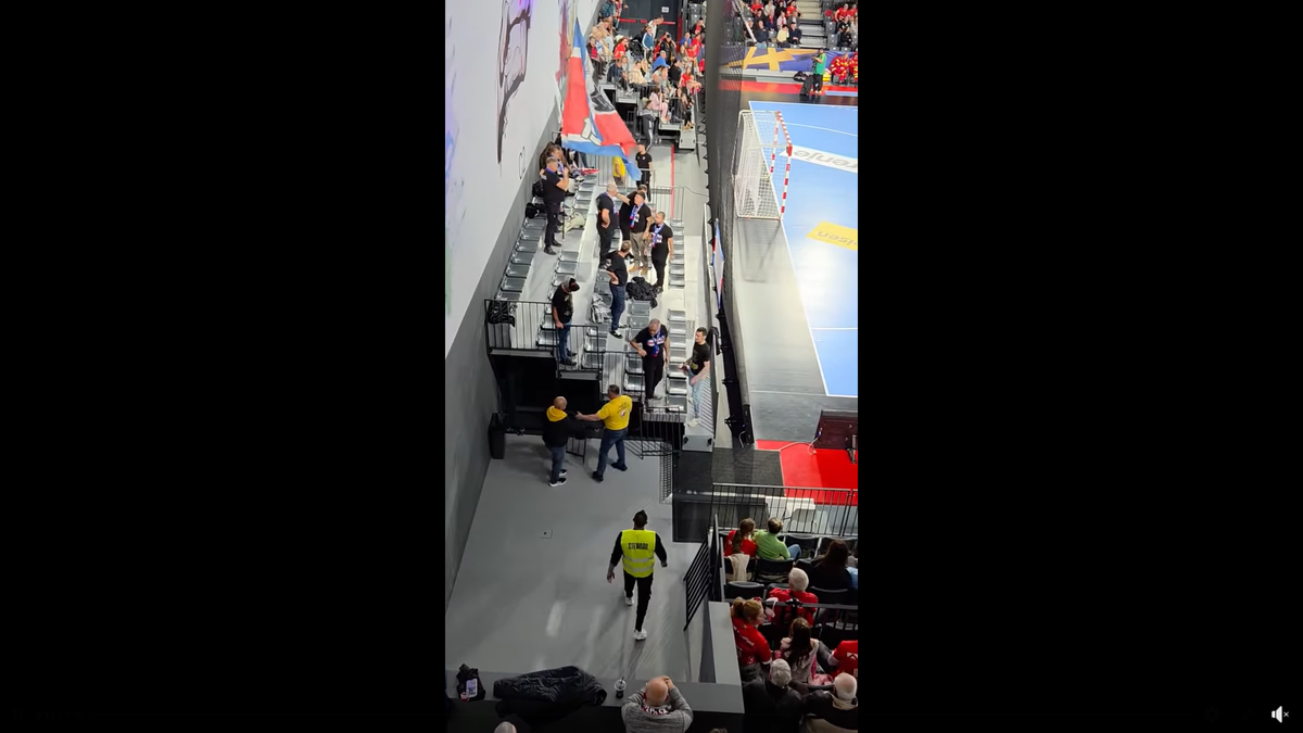 Imagini scandaloase la derby-ul din prima ligă! Suporter lovit cu pumnul de reprezentantul firmei de pază: clubul a vrut să scoată echipa de pe teren