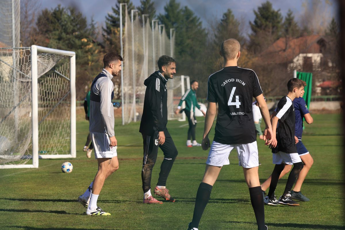 Povești spectaculoase ale militarilor români din Sarajevo: ultrasul din galeria lui U Cluj și verișoara lui Horațiu Moldovan, fotbalistă în Liga 3 » Cum vor trăi meciul Bosnia - România