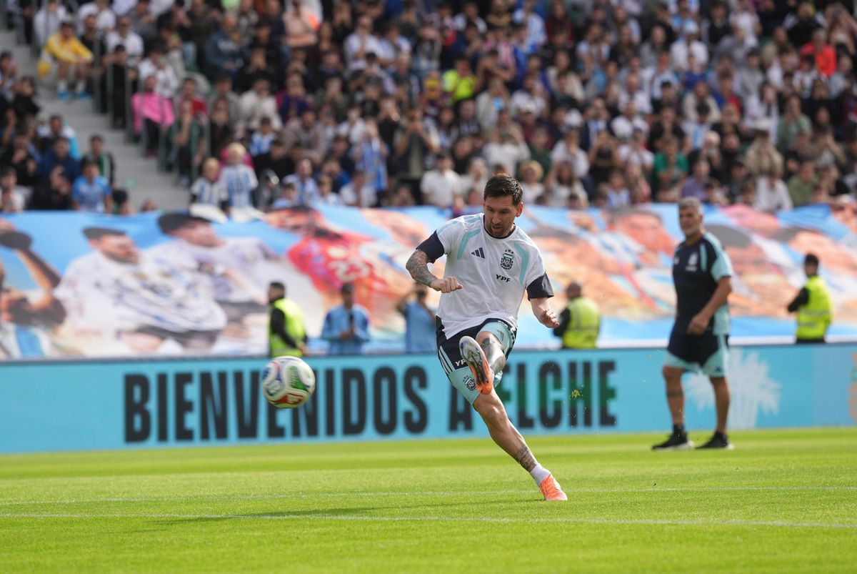 Messi, întâmpinat de 20.000 de oameni la antrenamentul din orașul european cu 240.000 de locuitori