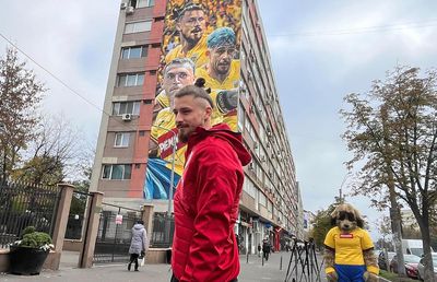 Pictura imensă cu cei 3 „tricolori” a fost dezvăluită pe un bloc din Sectorul 2 » Reacția lui Radu Drăgușin, venit la fața locului