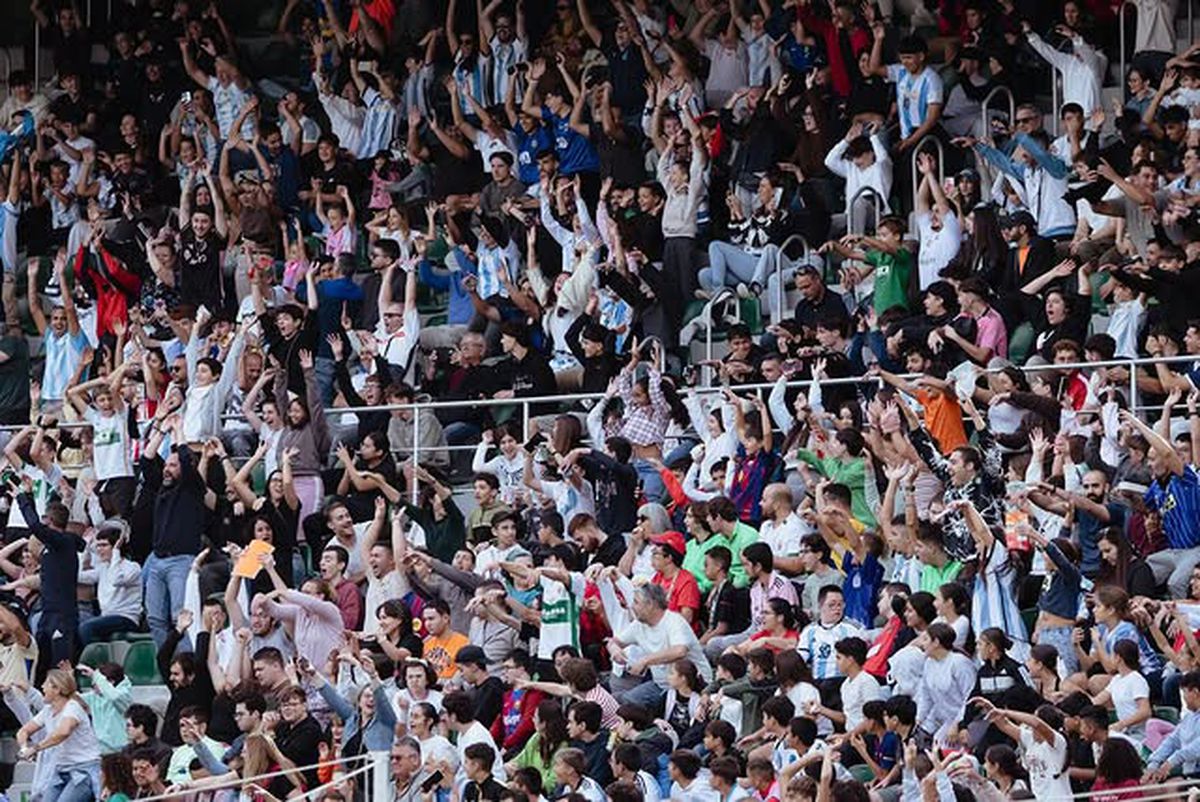 Messi, întâmpinat de 20.000 de oameni la antrenamentul din orașul european cu 240.000 de locuitori