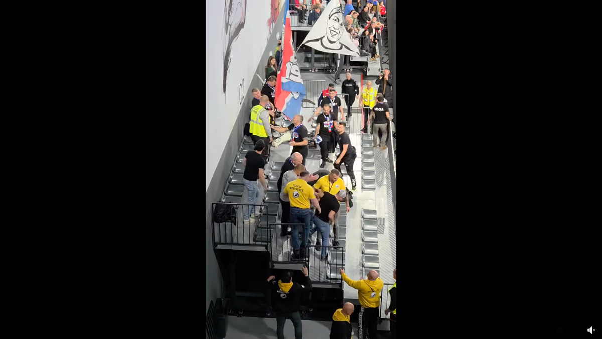 Imagini scandaloase la derby-ul din prima ligă! Suporter lovit cu pumnul de reprezentantul firmei de pază: clubul a vrut să scoată echipa de pe teren