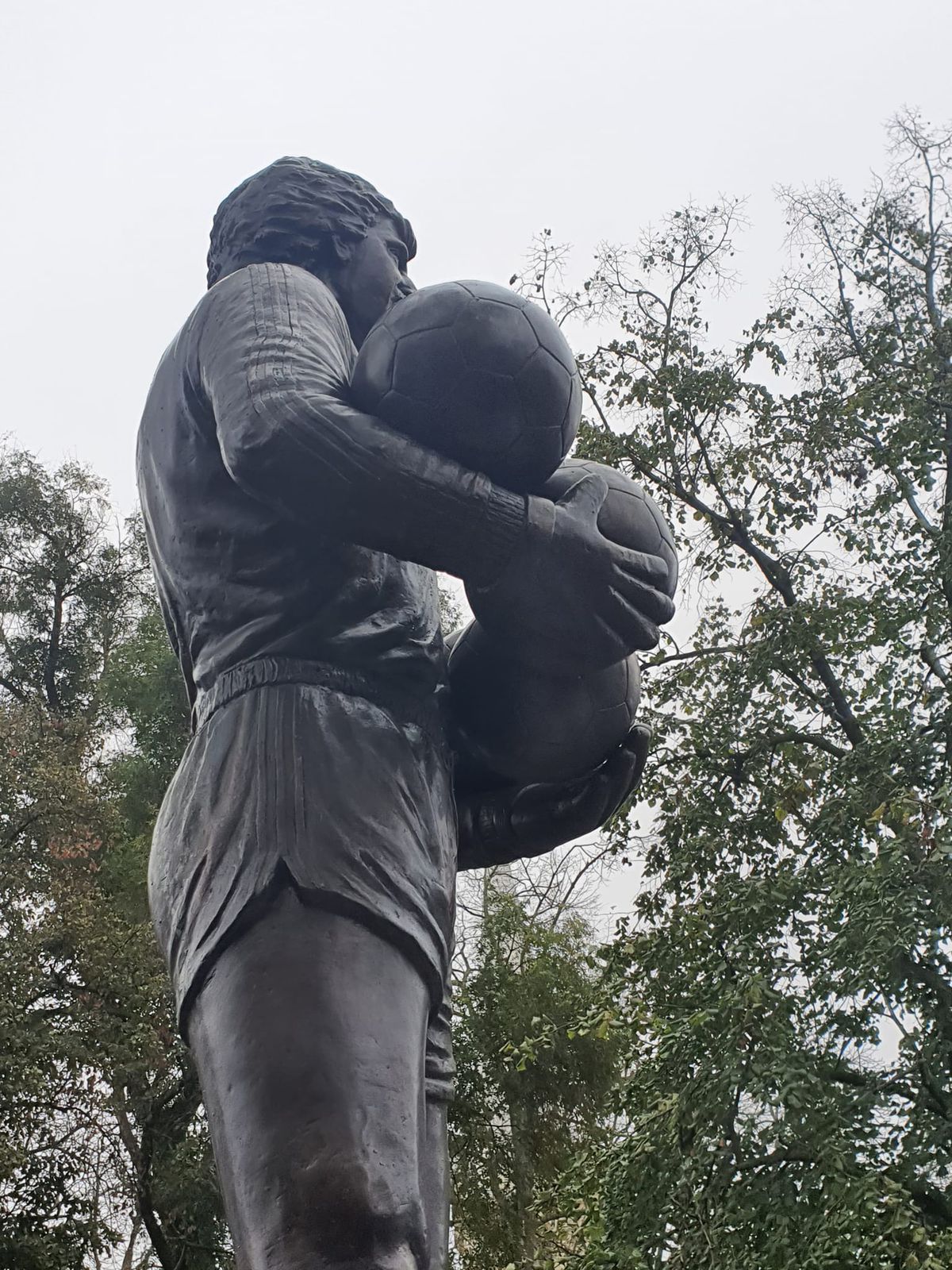 A fost dezvelită statuia în memoria lui Helmut Duckadam: regretatul portar, alături de cele 4 mingi salvate la Sevilla