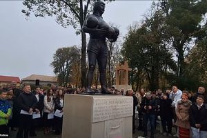 A fost dezvelită statuia în memoria lui Helmut Duckadam: regretatul portar, alături de cele 4 mingi salvate la Sevilla