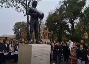 A fost dezvelită statuia în memoria lui Helmut Duckadam: regretatul portar, alături de cele 4 mingi salvate la Sevilla