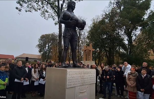 A fost dezvelită statuia în memoria lui Helmut Duckadam: regretatul portar, alături de cele 4 mingi salvate la Sevilla