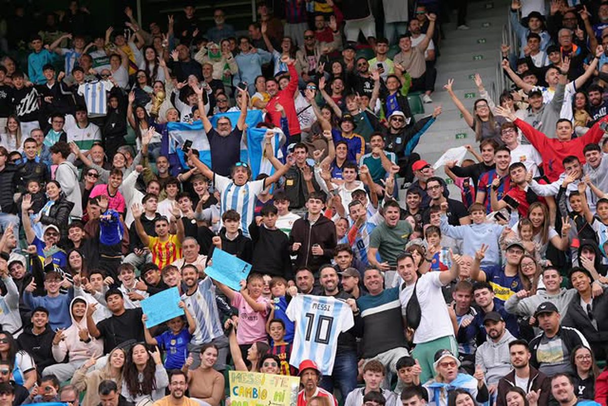 Messi, întâmpinat de 20.000 de oameni la antrenamentul din orașul european cu 240.000 de locuitori