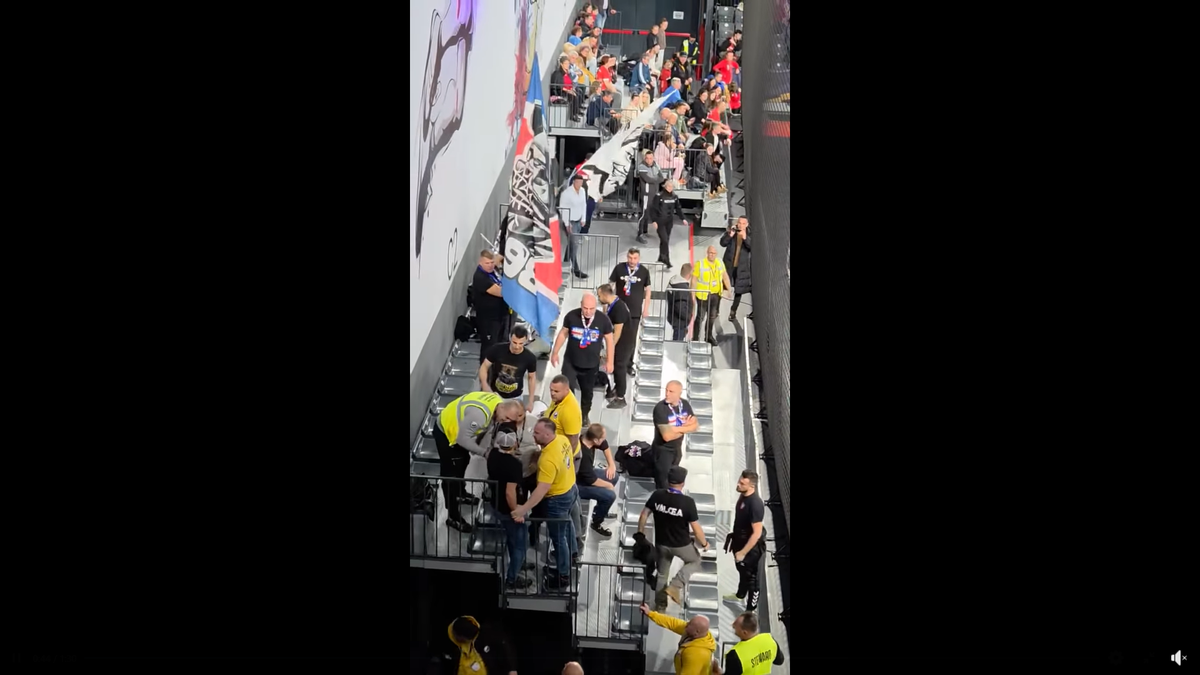 Imagini scandaloase la derby-ul din prima ligă! Suporter lovit cu pumnul de reprezentantul firmei de pază: clubul a vrut să scoată echipa de pe teren