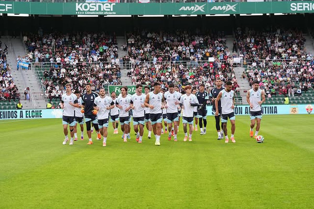 Messi, întâmpinat de 20.000 de oameni la antrenamentul din orașul european cu 240.000 de locuitori