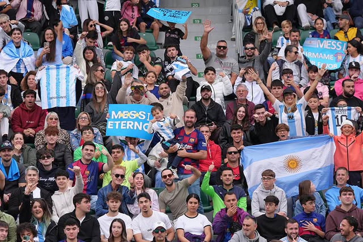 Messi, întâmpinat de 20.000 de oameni la antrenamentul din orașul european cu 240.000 de locuitori