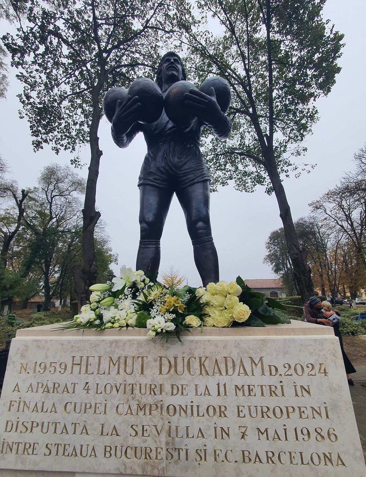 A fost dezvelită statuia în memoria lui Helmut Duckadam: regretatul portar, alături de cele 4 mingi salvate la Sevilla