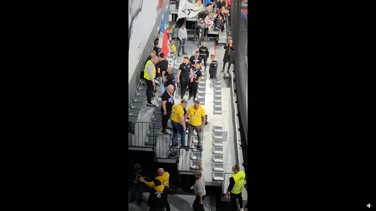 Imagini scandaloase la derby-ul din prima ligă! Suporter lovit cu pumnul de reprezentantul firmei de pază: clubul a vrut să scoată echipa de pe teren